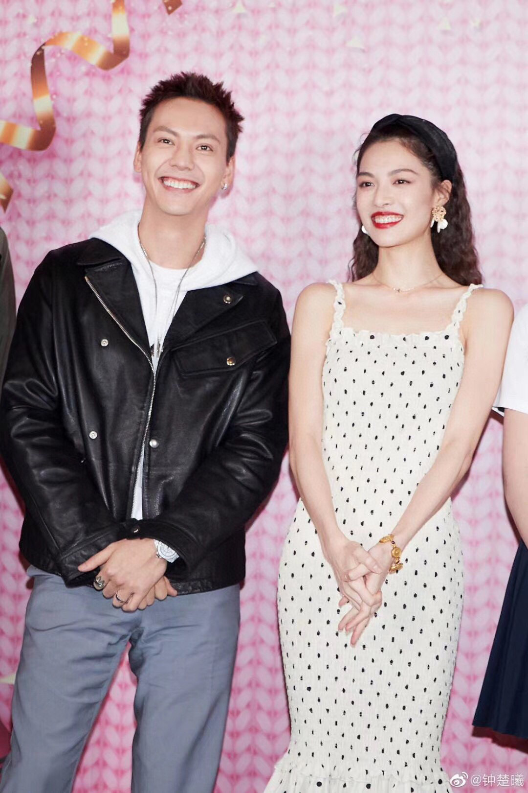 p168 【我们出品】LV louls vulttoN 系列很是推荐，上手非常的简约大方！这次工艺，不再是传统的倒模件，而是直接精雕机过机雕刻，这样出来的配件角度非常完美，形状立体分明，线条感十分均匀，这个做法唯一的遗憾就是银子损耗大，成本高了[捂脸]再到扣子，全部自己手工做，纯手工组装，外边绝对没有一样样的！非常有气质内涵的一款，老规矩，只服务懂货的宝宝们[机智]
项链手链同价