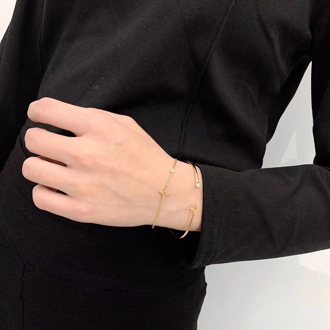 p168 【我们出品】LV louls vulttoN 系列很是推荐，上手非常的简约大方！这次工艺，不再是传统的倒模件，而是直接精雕机过机雕刻，这样出来的配件角度非常完美，形状立体分明，线条感十分均匀，这个做法唯一的遗憾就是银子损耗大，成本高了[捂脸]再到扣子，全部自己手工做，纯手工组装，外边绝对没有一样样的！非常有气质内涵的一款，老规矩，只服务懂货的宝宝们[机智]
项链手链同价