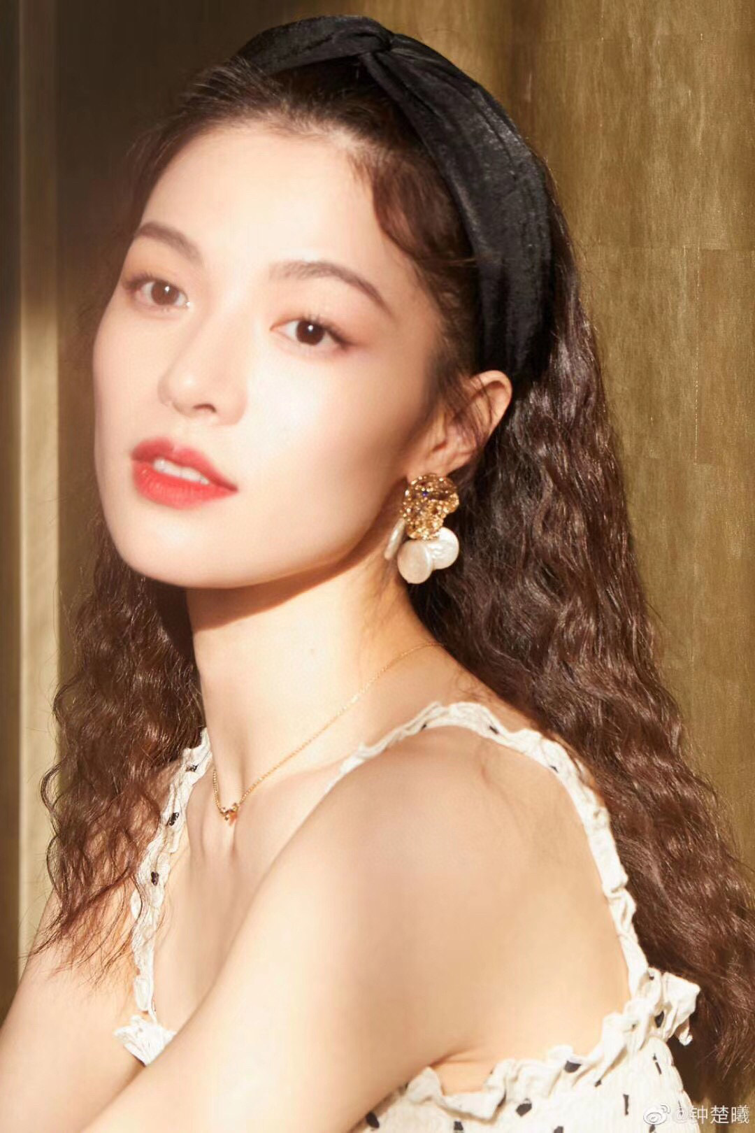 p168 【我们出品】LV louls vulttoN 系列很是推荐，上手非常的简约大方！这次工艺，不再是传统的倒模件，而是直接精雕机过机雕刻，这样出来的配件角度非常完美，形状立体分明，线条感十分均匀，这个做法唯一的遗憾就是银子损耗大，成本高了[捂脸]再到扣子，全部自己手工做，纯手工组装，外边绝对没有一样样的！非常有气质内涵的一款，老规矩，只服务懂货的宝宝们[机智]
项链手链同价