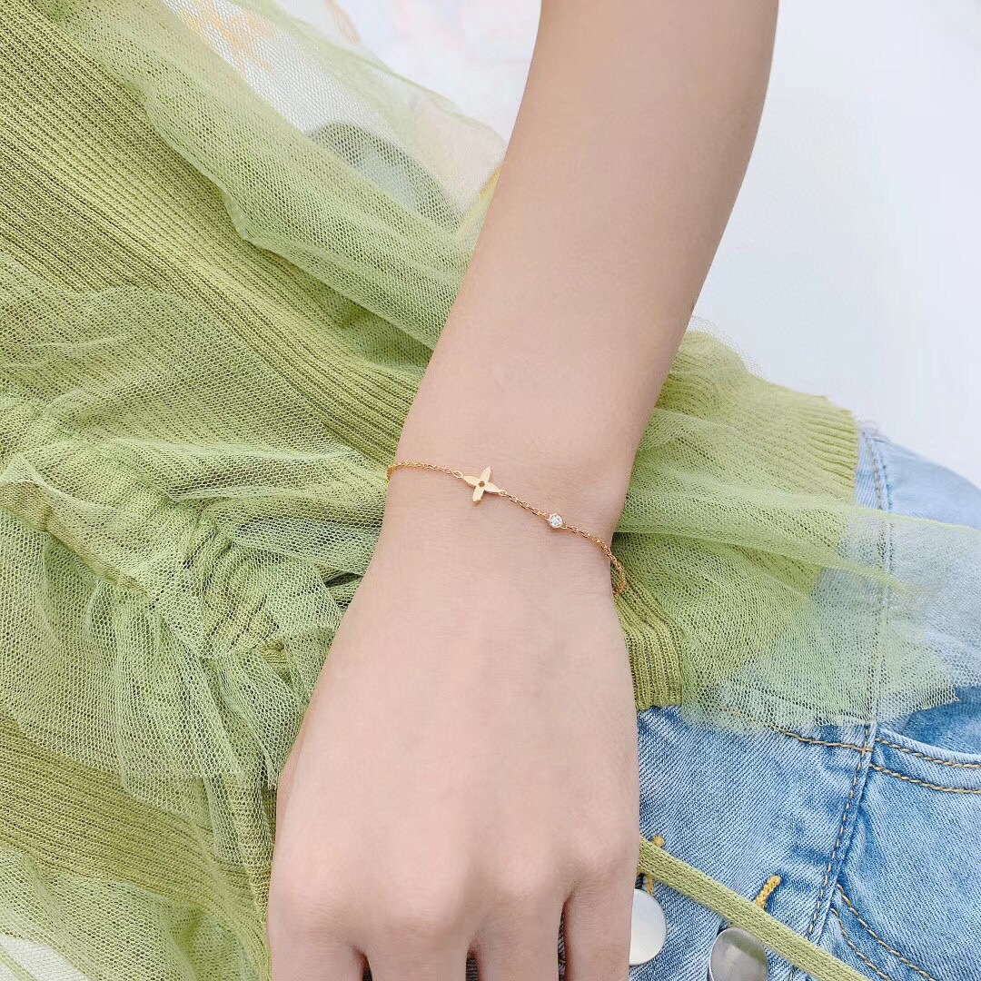 p168 【我们出品】LV louls vulttoN 系列很是推荐，上手非常的简约大方！这次工艺，不再是传统的倒模件，而是直接精雕机过机雕刻，这样出来的配件角度非常完美，形状立体分明，线条感十分均匀，这个做法唯一的遗憾就是银子损耗大，成本高了[捂脸]再到扣子，全部自己手工做，纯手工组装，外边绝对没有一样样的！非常有气质内涵的一款，老规矩，只服务懂货的宝宝们[机智]
项链手链同价