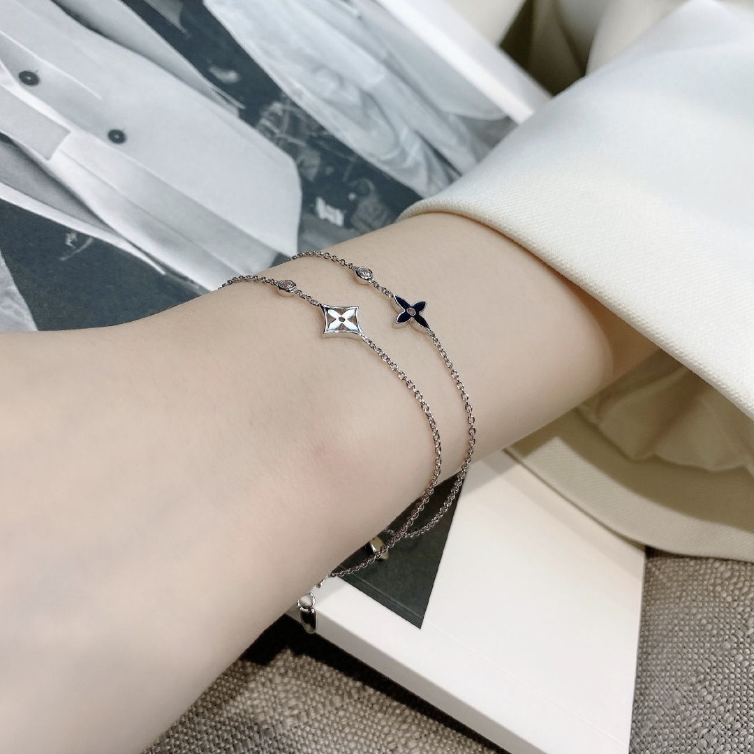 p168 【我们出品】 LV louls vulttoN 系列很是推荐，上手非常的简约大方！这次工艺，不再是传统的倒模件，而是直接精雕机过机雕刻，这样出来的配件角度非常完美，形状立体分明，线条感十分均匀，这个做法唯一的遗憾就是银子损耗大，成本高了[捂脸]再到扣子，全部自己手工做，纯手工组装，外边绝对没有一样样的！非常有气质内涵的一款，老规矩，只服务懂货的宝宝们[机智]