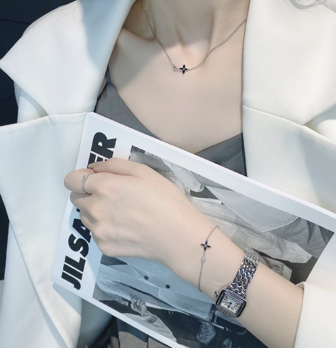 p168 【我们出品】 LV louls vulttoN 系列很是推荐，上手非常的简约大方！这次工艺，不再是传统的倒模件，而是直接精雕机过机雕刻，这样出来的配件角度非常完美，形状立体分明，线条感十分均匀，这个做法唯一的遗憾就是银子损耗大，成本高了[捂脸]再到扣子，全部自己手工做，纯手工组装，外边绝对没有一样样的！非常有气质内涵的一款，老规矩，只服务懂货的宝宝们[机智]