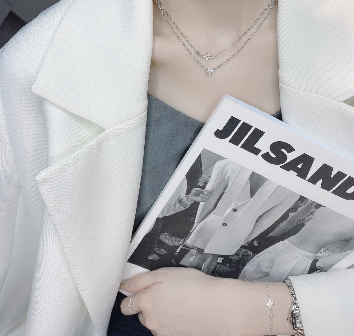 p168 【我们出品】 LV louls vulttoN 系列很是推荐，上手非常的简约大方！这次工艺，不再是传统的倒模件，而是直接精雕机过机雕刻，这样出来的配件角度非常完美，形状立体分明，线条感十分均匀，这个做法唯一的遗憾就是银子损耗大，成本高了[捂脸]再到扣子，全部自己手工做，纯手工组装，外边绝对没有一样样的！非常有气质内涵的一款，老规矩，只服务懂货的宝宝们[机智]