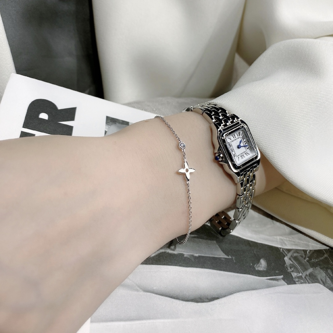 p168 【我们出品】 LV louls vulttoN 系列很是推荐，上手非常的简约大方！这次工艺，不再是传统的倒模件，而是直接精雕机过机雕刻，这样出来的配件角度非常完美，形状立体分明，线条感十分均匀，这个做法唯一的遗憾就是银子损耗大，成本高了[捂脸]再到扣子，全部自己手工做，纯手工组装，外边绝对没有一样样的！非常有气质内涵的一款，老规矩，只服务懂货的宝宝们[机智]