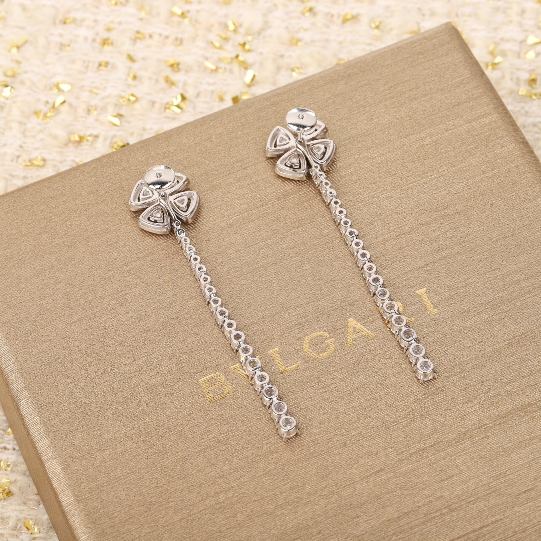 p388
【我们出品】宝格丽满钻耳环，可订做真金真钻，只做对版ZP真金货，Pk市面各种金货❗️量大咨询客Fu

FIOREVER咏绽系列在“永恒之城”罗马中绚丽绽放，从罗马人所珍视的迷人四瓣花中汲取设计灵感，这种花是幸福与快乐的象征。此款精致柔美的可拆分珠宝璀璨动人，洋溢着浪漫风情，只需拆下吊坠，便可变为百搭多变的花形耳钉。其巧妙结合了经典的网球式钻石设计与华丽非凡的花卉图案，散发令人难以抵挡的魅力。