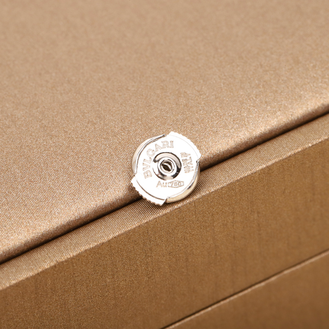 p388
【我们出品】宝格丽满钻耳环，可订做真金真钻，只做对版ZP真金货，Pk市面各种金货❗️量大咨询客Fu

FIOREVER咏绽系列在“永恒之城”罗马中绚丽绽放，从罗马人所珍视的迷人四瓣花中汲取设计灵感，这种花是幸福与快乐的象征。此款精致柔美的可拆分珠宝璀璨动人，洋溢着浪漫风情，只需拆下吊坠，便可变为百搭多变的花形耳钉。其巧妙结合了经典的网球式钻石设计与华丽非凡的花卉图案，散发令人难以抵挡的魅力。