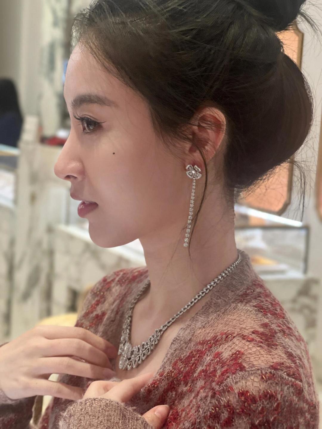 p388【我们出品】格拉芙满钻耳环，可订做真金真钻，只做对版ZP真金货，Pk市面各种金货❗️量大咨询客Fu

FIOREVER咏绽系列在“永恒之城”罗马中绚丽绽放，从罗马人所珍视的迷人四瓣花中汲取设计灵感，这种花是幸福与快乐的象征。此款精致柔美的可拆分珠宝璀璨动人，洋溢着浪漫风情，只需拆下吊坠，便可变为百搭多变的花形耳钉。其巧妙结合了经典的网球式钻石设计与华丽非凡的花卉图案，散发令人难以抵挡的魅力。