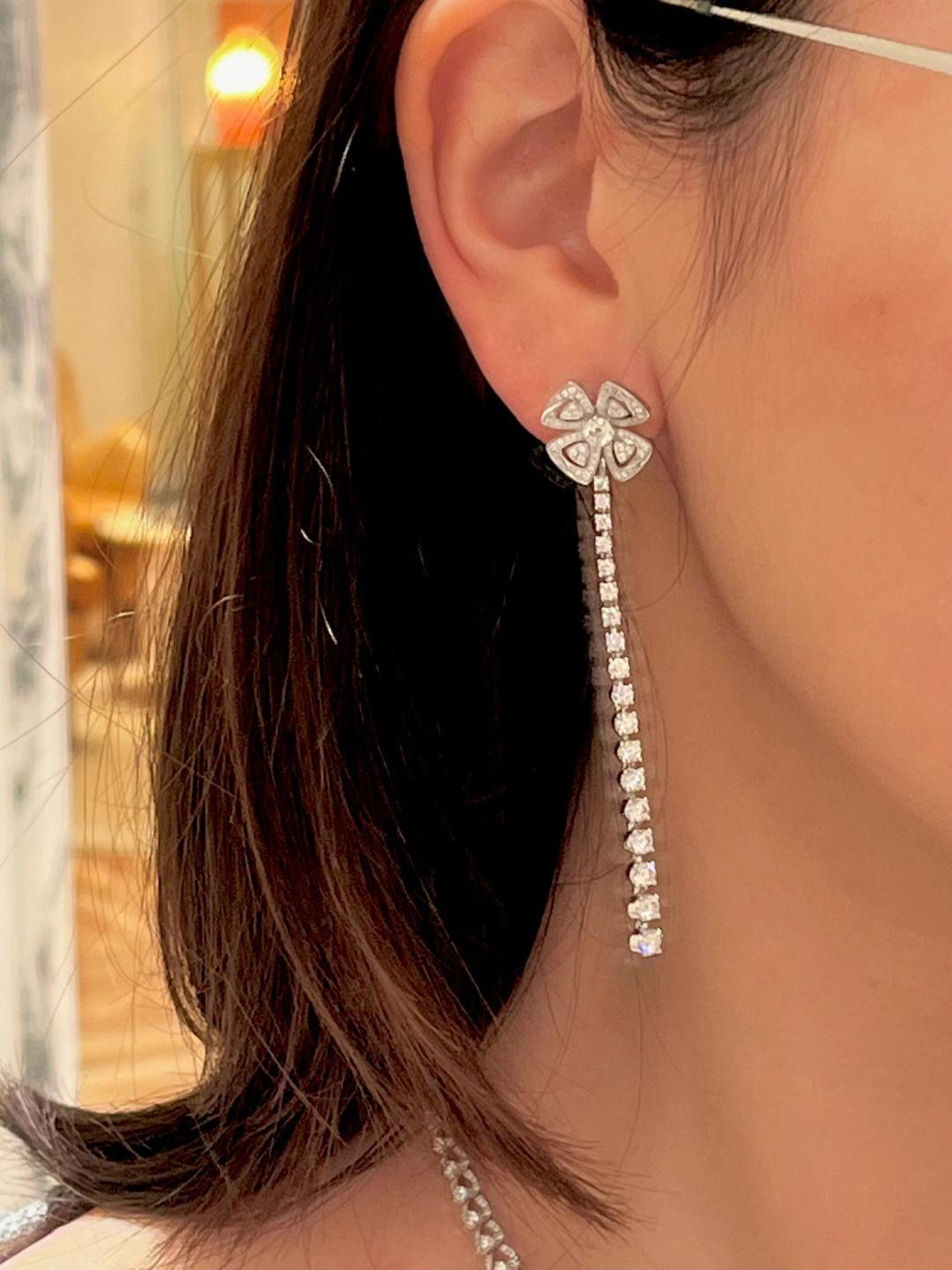 p388【我们出品】格拉芙满钻耳环，可订做真金真钻，只做对版ZP真金货，Pk市面各种金货❗️量大咨询客Fu

FIOREVER咏绽系列在“永恒之城”罗马中绚丽绽放，从罗马人所珍视的迷人四瓣花中汲取设计灵感，这种花是幸福与快乐的象征。此款精致柔美的可拆分珠宝璀璨动人，洋溢着浪漫风情，只需拆下吊坠，便可变为百搭多变的花形耳钉。其巧妙结合了经典的网球式钻石设计与华丽非凡的花卉图案，散发令人难以抵挡的魅力。