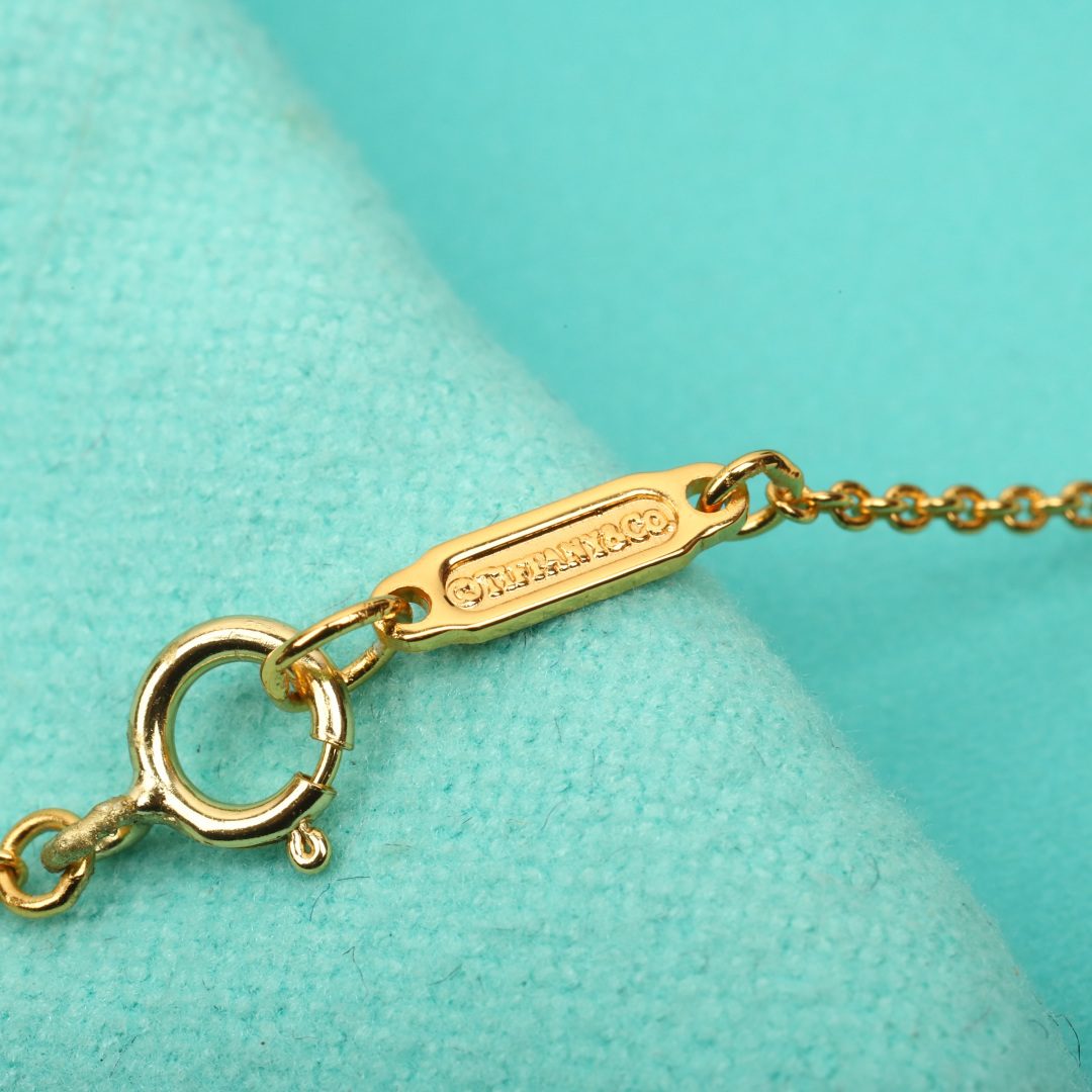 p228【我们出品】蒂芙尼钥匙吊坠项链， 可订做18K真金真钻版，只做对版真金货，价询客Fu，Pk市面各种金货❗️

【钥匙吊坠项链】吊坠项链以18K 黄金匠心打造，镶嵌自然界珍罕宝石红玉髓，绚丽明亮，与钻石相映生辉。单独佩戴或与其他珠宝叠戴，为你开启虎年鸿运。通体采用925银，厚金电镀，保色程度更久。