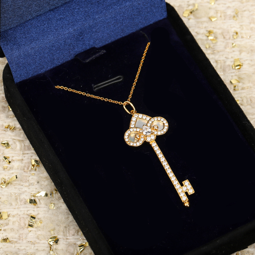 p228【我们出品】蒂芙尼钥匙吊坠项链， 可订做18K真金真钻版，只做对版真金货，价询客Fu，Pk市面各种金货❗️

【钥匙吊坠项链】吊坠项链以18K 黄金匠心打造，镶嵌自然界珍罕宝石红玉髓，绚丽明亮，与钻石相映生辉。单独佩戴或与其他珠宝叠戴，为你开启虎年鸿运。通体采用925银，厚金电镀，保色程度更久。