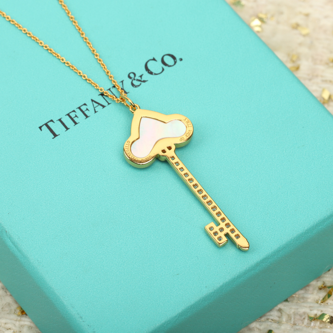 p228【我们出品】蒂芙尼钥匙吊坠项链， 可订做18K真金真钻版，只做对版真金货，价询客Fu，Pk市面各种金货❗️

【钥匙吊坠项链】吊坠项链以18K 黄金匠心打造，镶嵌自然界珍罕宝石红玉髓，绚丽明亮，与钻石相映生辉。单独佩戴或与其他珠宝叠戴，为你开启虎年鸿运。通体采用925银，厚金电镀，保色程度更久。