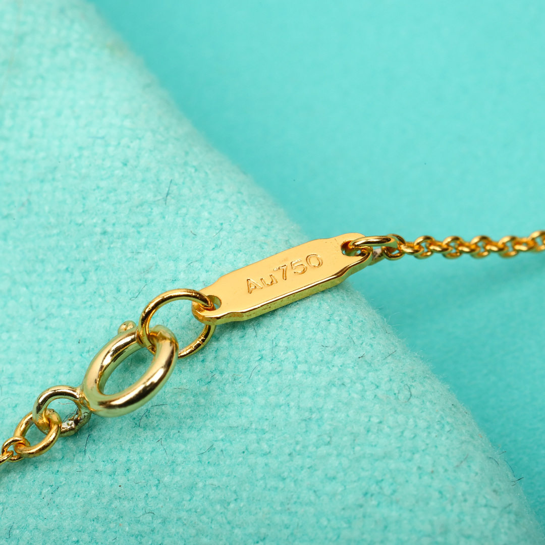 p228【我们出品】蒂芙尼钥匙吊坠项链， 可订做18K真金真钻版，只做对版真金货，价询客Fu，Pk市面各种金货❗️

【钥匙吊坠项链】吊坠项链以18K 黄金匠心打造，镶嵌自然界珍罕宝石红玉髓，绚丽明亮，与钻石相映生辉。单独佩戴或与其他珠宝叠戴，为你开启虎年鸿运。通体采用925银，厚金电镀，保色程度更久。