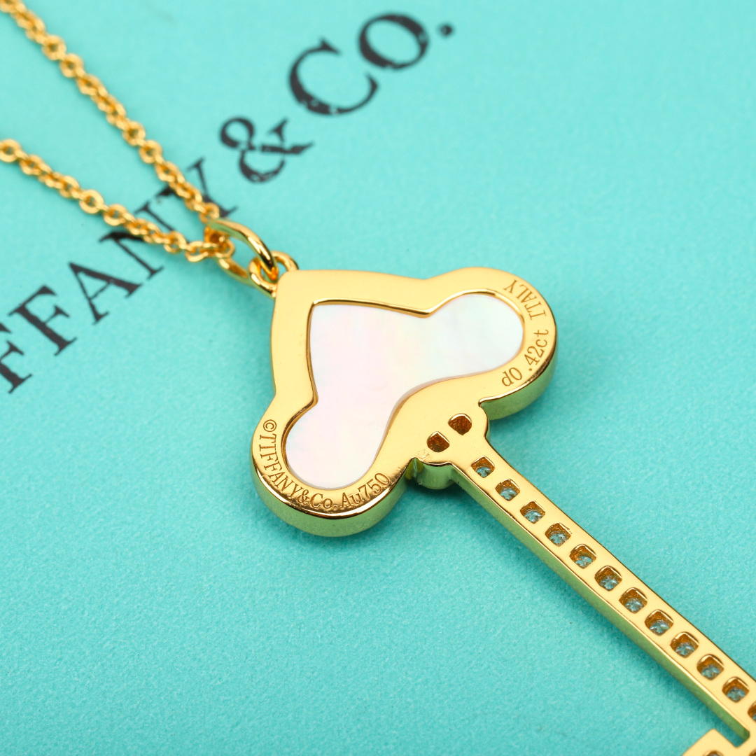 p228【我们出品】蒂芙尼钥匙吊坠项链， 可订做18K真金真钻版，只做对版真金货，价询客Fu，Pk市面各种金货❗️

【钥匙吊坠项链】吊坠项链以18K 黄金匠心打造，镶嵌自然界珍罕宝石红玉髓，绚丽明亮，与钻石相映生辉。单独佩戴或与其他珠宝叠戴，为你开启虎年鸿运。通体采用925银，厚金电镀，保色程度更久。