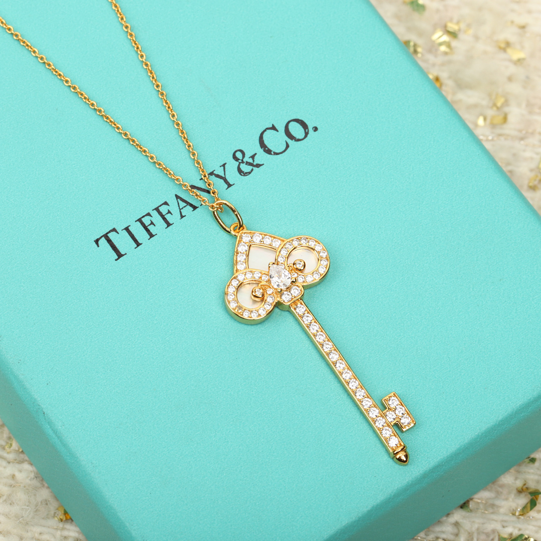 p228【我们出品】蒂芙尼钥匙吊坠项链， 可订做18K真金真钻版，只做对版真金货，价询客Fu，Pk市面各种金货❗️

【钥匙吊坠项链】吊坠项链以18K 黄金匠心打造，镶嵌自然界珍罕宝石红玉髓，绚丽明亮，与钻石相映生辉。单独佩戴或与其他珠宝叠戴，为你开启虎年鸿运。通体采用925银，厚金电镀，保色程度更久。