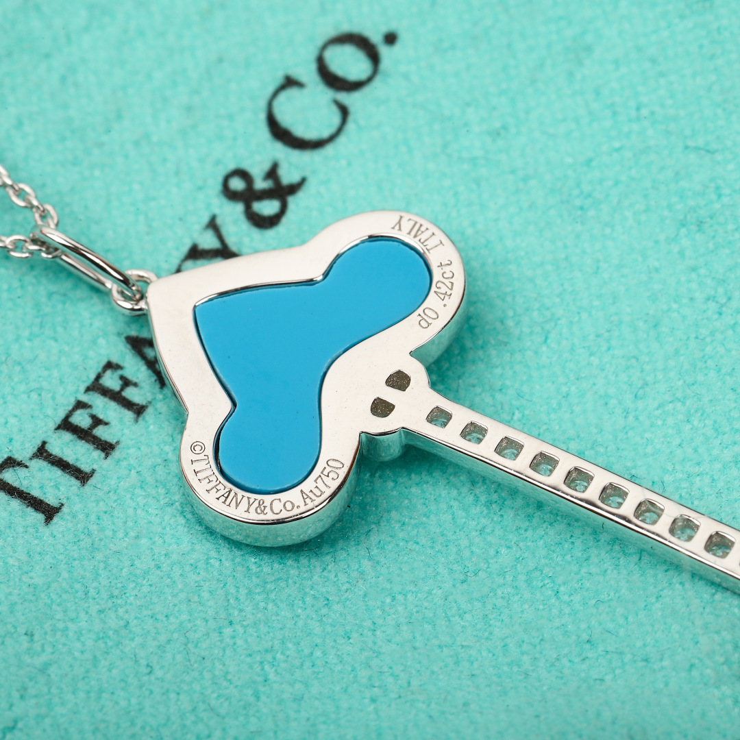 p228【我们出品】蒂芙尼钥匙吊坠项链， 可订做18K真金真钻版，只做对版真金货，价询客Fu，Pk市面各种金货❗️

【钥匙吊坠项链】吊坠项链以18K 黄金匠心打造，镶嵌自然界珍罕宝石红玉髓，绚丽明亮，与钻石相映生辉。单独佩戴或与其他珠宝叠戴，为你开启虎年鸿运。通体采用925银，厚金电镀，保色程度更久。