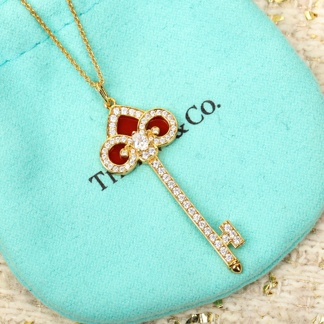 p228【我们出品】蒂芙尼钥匙吊坠项链， 可订做18K真金真钻版，只做对版真金货，价询客Fu，Pk市面各种金货❗️

【钥匙吊坠项链】吊坠项链以18K 黄金匠心打造，镶嵌自然界珍罕宝石红玉髓，绚丽明亮，与钻石相映生辉。单独佩戴或与其他珠宝叠戴，为你开启虎年鸿运。通体采用925银，厚金电镀，保色程度更久。