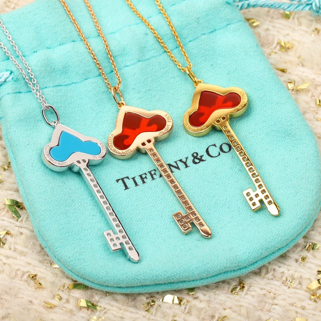 p228【我们出品】蒂芙尼钥匙吊坠项链， 可订做18K真金真钻版，只做对版真金货，价询客Fu，Pk市面各种金货❗️

【钥匙吊坠项链】吊坠项链以18K 黄金匠心打造，镶嵌自然界珍罕宝石红玉髓，绚丽明亮，与钻石相映生辉。单独佩戴或与其他珠宝叠戴，为你开启虎年鸿运。通体采用925银，厚金电镀，保色程度更久。
