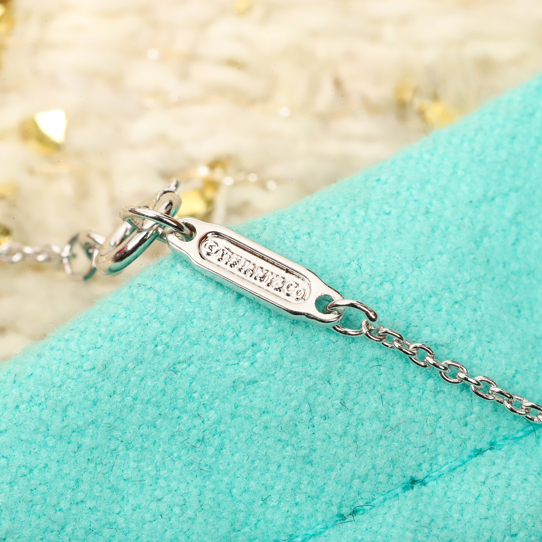 p228【我们出品】蒂芙尼钥匙吊坠项链， 可订做18K真金真钻版，只做对版真金货，价询客Fu，Pk市面各种金货❗️

【钥匙吊坠项链】吊坠项链以18K 黄金匠心打造，镶嵌自然界珍罕宝石红玉髓，绚丽明亮，与钻石相映生辉。单独佩戴或与其他珠宝叠戴，为你开启虎年鸿运。通体采用925银，厚金电镀，保色程度更久。