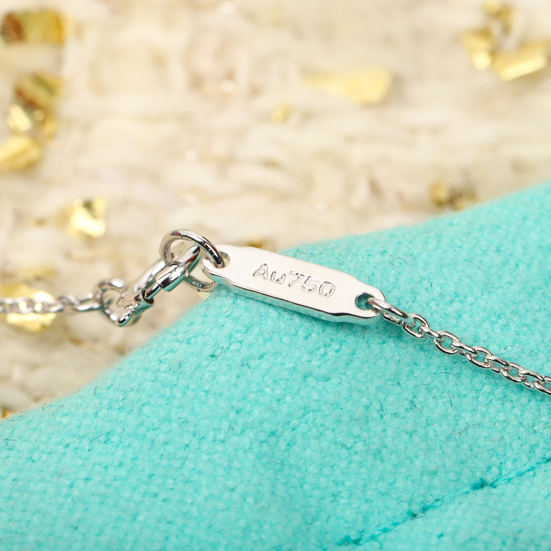 p228【我们出品】蒂芙尼钥匙吊坠项链， 可订做18K真金真钻版，只做对版真金货，价询客Fu，Pk市面各种金货❗️

【钥匙吊坠项链】吊坠项链以18K 黄金匠心打造，镶嵌自然界珍罕宝石红玉髓，绚丽明亮，与钻石相映生辉。单独佩戴或与其他珠宝叠戴，为你开启虎年鸿运。通体采用925银，厚金电镀，保色程度更久。