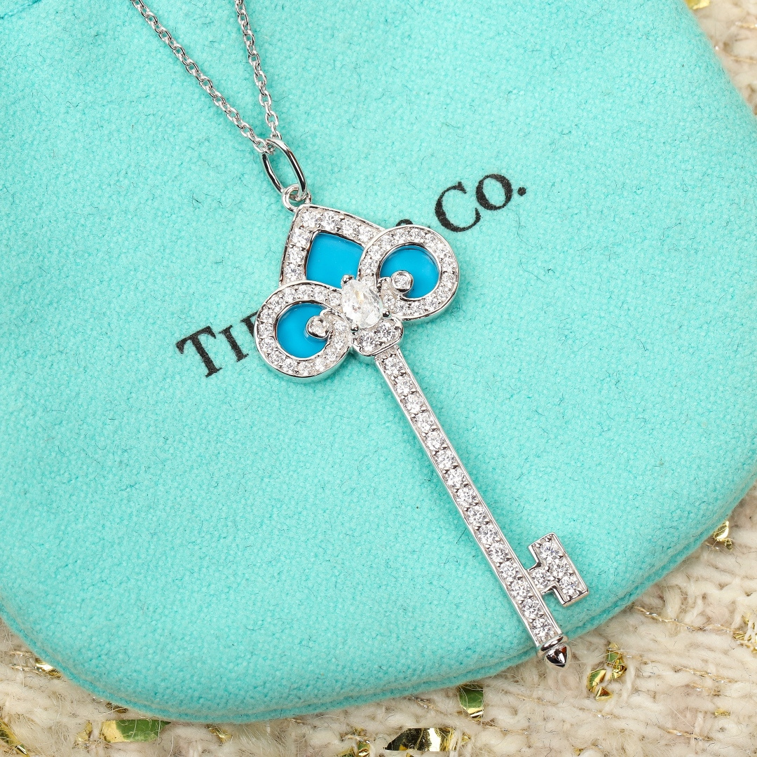 p228【我们出品】蒂芙尼钥匙吊坠项链， 可订做18K真金真钻版，只做对版真金货，价询客Fu，Pk市面各种金货❗️

【钥匙吊坠项链】吊坠项链以18K 黄金匠心打造，镶嵌自然界珍罕宝石红玉髓，绚丽明亮，与钻石相映生辉。单独佩戴或与其他珠宝叠戴，为你开启虎年鸿运。通体采用925银，厚金电镀，保色程度更久。