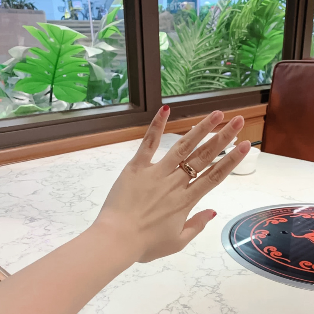 ¥ 160【我们出品】3环戒指💰6920+，认准唯一一家真正购入珠宝类ZP开发的，可订做真金真钻，只做对版ZP真金货，Pk市面各种金货❗️量大咨询客Fu

【Trinity三色戒指】三圈圆环缱绻交缠，演绎人生真挚情感。其隽永非凡的设计灵感，堪称卓越风格与优雅气质的象征。高级分色电镀 防过敏处理，采用3色真空电镀大大增加了成本，力保做到和ZP一致。认准我家出品[机智][机智]分分钟让你省7千➕