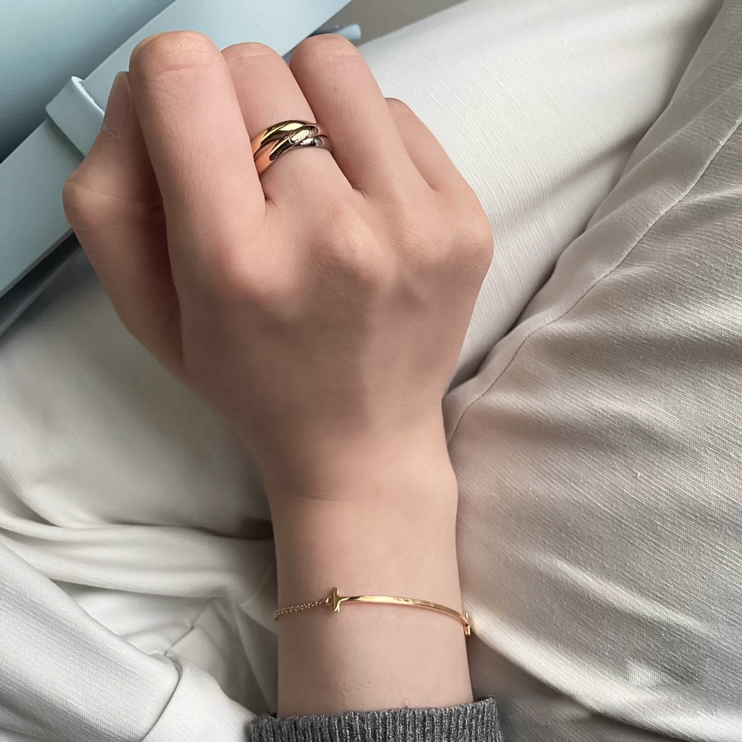 ¥ 160【我们出品】3环戒指💰6920+，认准唯一一家真正购入珠宝类ZP开发的，可订做真金真钻，只做对版ZP真金货，Pk市面各种金货❗️量大咨询客Fu

【Trinity三色戒指】三圈圆环缱绻交缠，演绎人生真挚情感。其隽永非凡的设计灵感，堪称卓越风格与优雅气质的象征。高级分色电镀 防过敏处理，采用3色真空电镀大大增加了成本，力保做到和ZP一致。认准我家出品[机智][机智]分分钟让你省7千➕