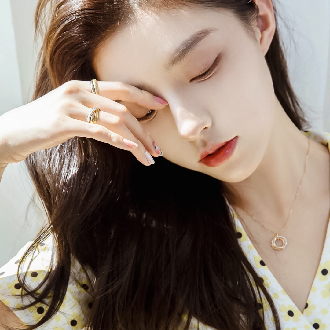 ¥ 160【我们出品】3环戒指💰6920+，认准唯一一家真正购入珠宝类ZP开发的，可订做真金真钻，只做对版ZP真金货，Pk市面各种金货❗️量大咨询客Fu

【Trinity三色戒指】三圈圆环缱绻交缠，演绎人生真挚情感。其隽永非凡的设计灵感，堪称卓越风格与优雅气质的象征。高级分色电镀 防过敏处理，采用3色真空电镀大大增加了成本，力保做到和ZP一致。认准我家出品[机智][机智]分分钟让你省7千➕