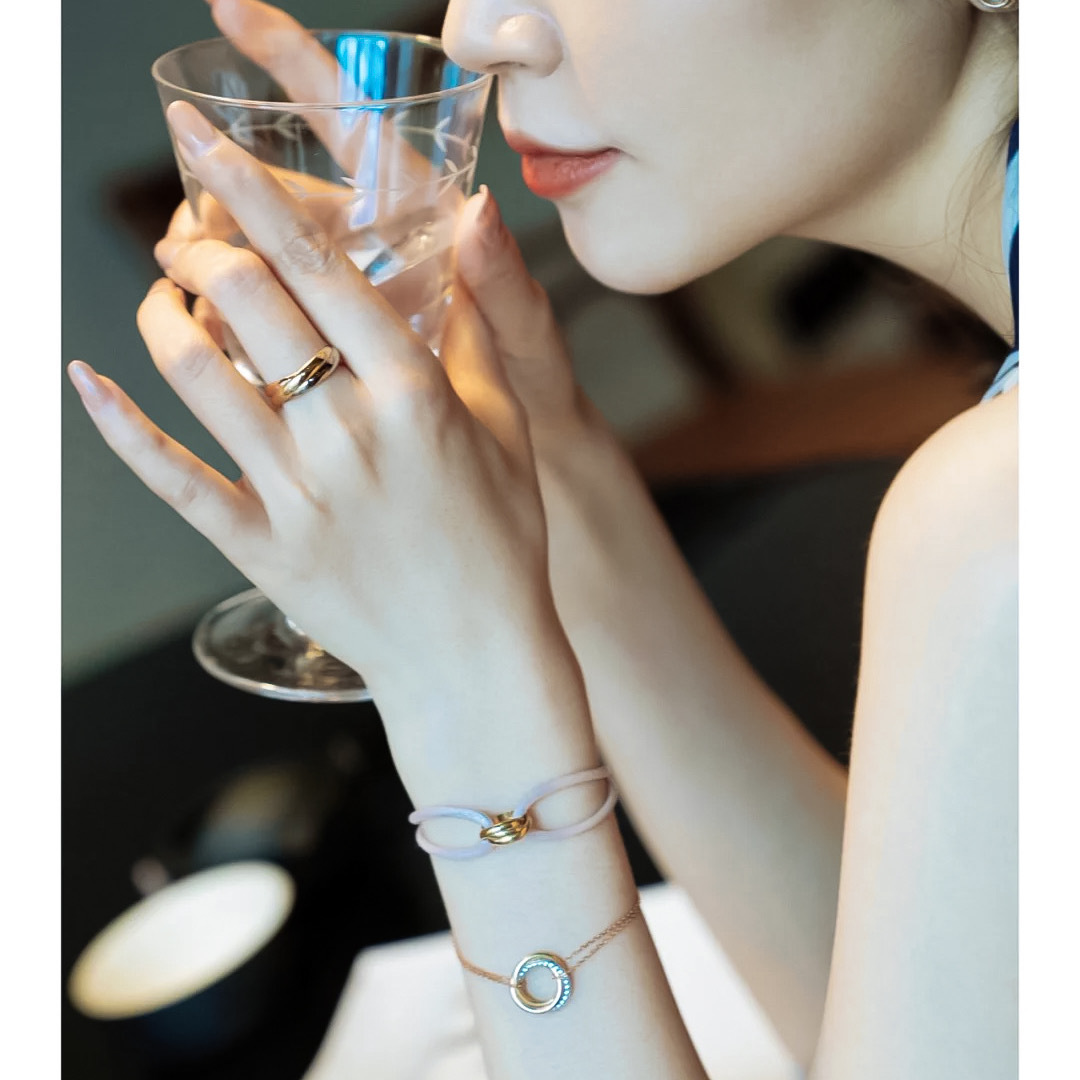 ¥ 160【我们出品】3环戒指💰6920+，认准唯一一家真正购入珠宝类ZP开发的，可订做真金真钻，只做对版ZP真金货，Pk市面各种金货❗️量大咨询客Fu

【Trinity三色戒指】三圈圆环缱绻交缠，演绎人生真挚情感。其隽永非凡的设计灵感，堪称卓越风格与优雅气质的象征。高级分色电镀 防过敏处理，采用3色真空电镀大大增加了成本，力保做到和ZP一致。认准我家出品[机智][机智]分分钟让你省7千➕