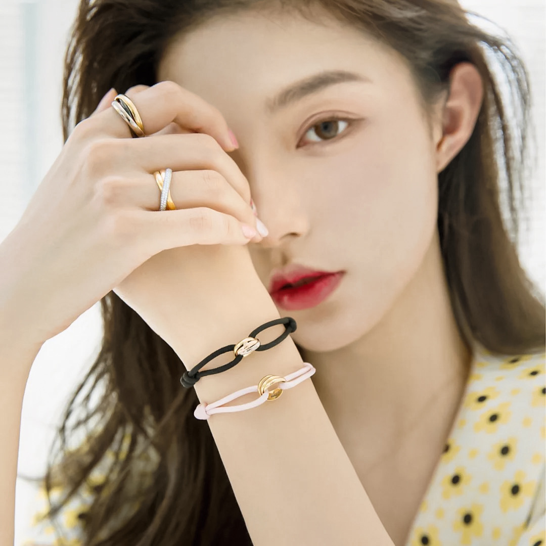 ¥ 160【我们出品】3环戒指💰6920+，认准唯一一家真正购入珠宝类ZP开发的，可订做真金真钻，只做对版ZP真金货，Pk市面各种金货❗️量大咨询客Fu

【Trinity三色戒指】三圈圆环缱绻交缠，演绎人生真挚情感。其隽永非凡的设计灵感，堪称卓越风格与优雅气质的象征。高级分色电镀 防过敏处理，采用3色真空电镀大大增加了成本，力保做到和ZP一致。认准我家出品[机智][机智]分分钟让你省7千➕