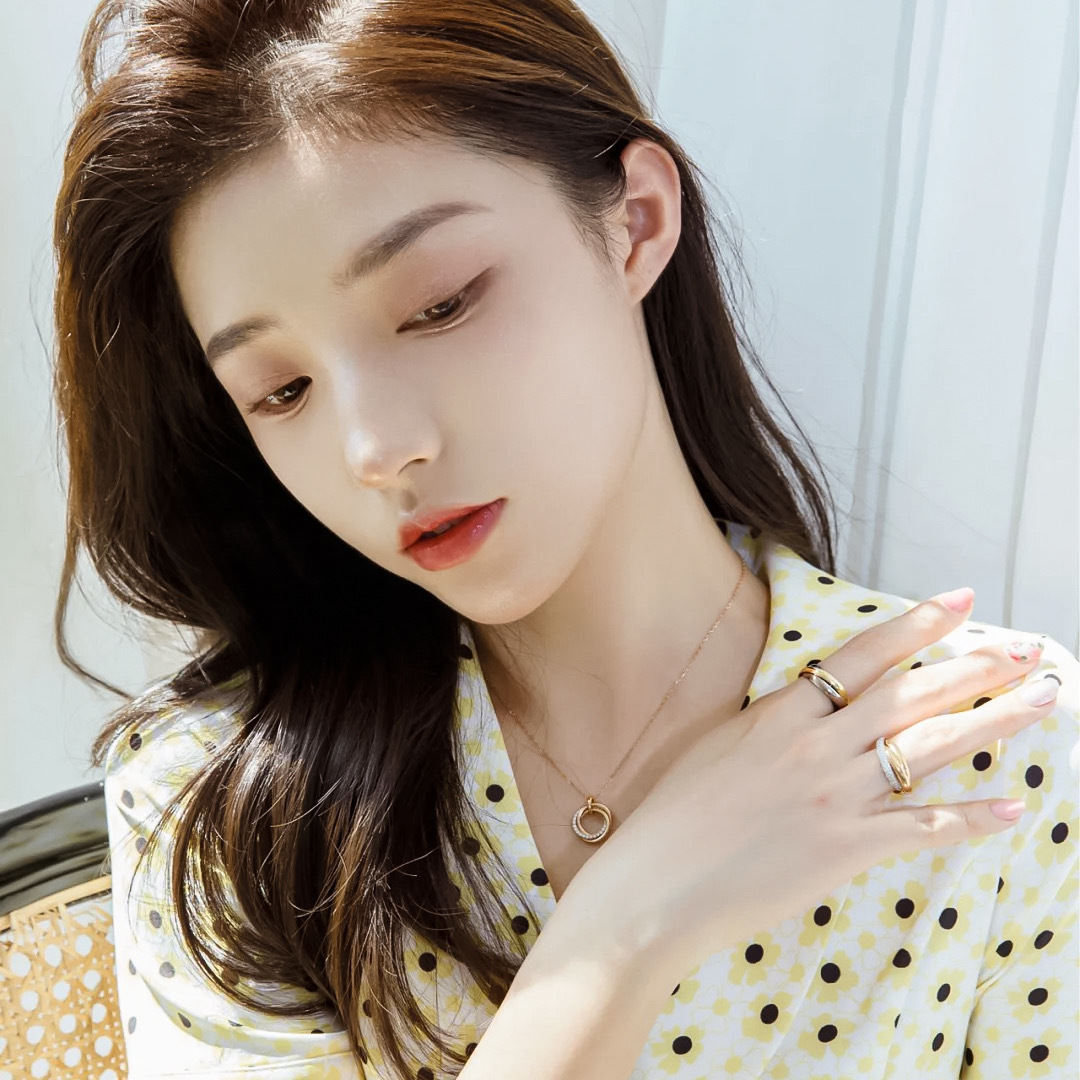 ¥ 160【我们出品】3环戒指💰6920+，认准唯一一家真正购入珠宝类ZP开发的，可订做真金真钻，只做对版ZP真金货，Pk市面各种金货❗️量大咨询客Fu

【Trinity三色戒指】三圈圆环缱绻交缠，演绎人生真挚情感。其隽永非凡的设计灵感，堪称卓越风格与优雅气质的象征。高级分色电镀 防过敏处理，采用3色真空电镀大大增加了成本，力保做到和ZP一致。认准我家出品[机智][机智]分分钟让你省7千➕