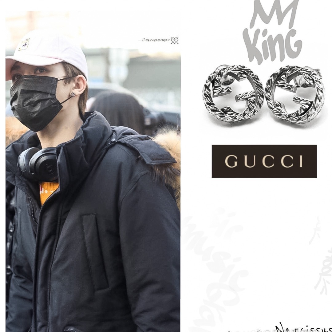 ¥ 140【我们出品】  互扣式双G纯银耳环 入手zp价格 500 +  ZP为纯银材质，量大咨询客Fu

【双G情侣纯银耳钉】，饰有镌刻图案。Gu@ci银饰系列经过精心设计和专业制作，通过微妙细节致敬品牌传承，呈现出一系列时尚和经典单品。
耳环本身采用925银材质，电镀旧银工艺，保色程度更久。
这款耳环比另一款更难做：
首先：为了做到与原版一致，特意开了一个全新的耳堵，zp这个耳堵是独一无二的，市面上的耳堵都是普通的耳堵，为了复刻做到一致，需要重新开模，开版。光这个耳堵的开模费用，可以买2副zp原版的耳钉了，为了力求一致，一句话，开干[悠闲][悠闲][悠闲]必须原版出货。
其次：耳针上有刻字，市面上的耳针没有办法做到和原版的一样，耳针必须定制，更重要的是耳针上的字体是需要用模具另外压上去的，才能与原版的做法一致，工艺非常的复杂，太难了[呲牙][呲牙]但是无论多难，我们都一一克制，只为与原版一致。