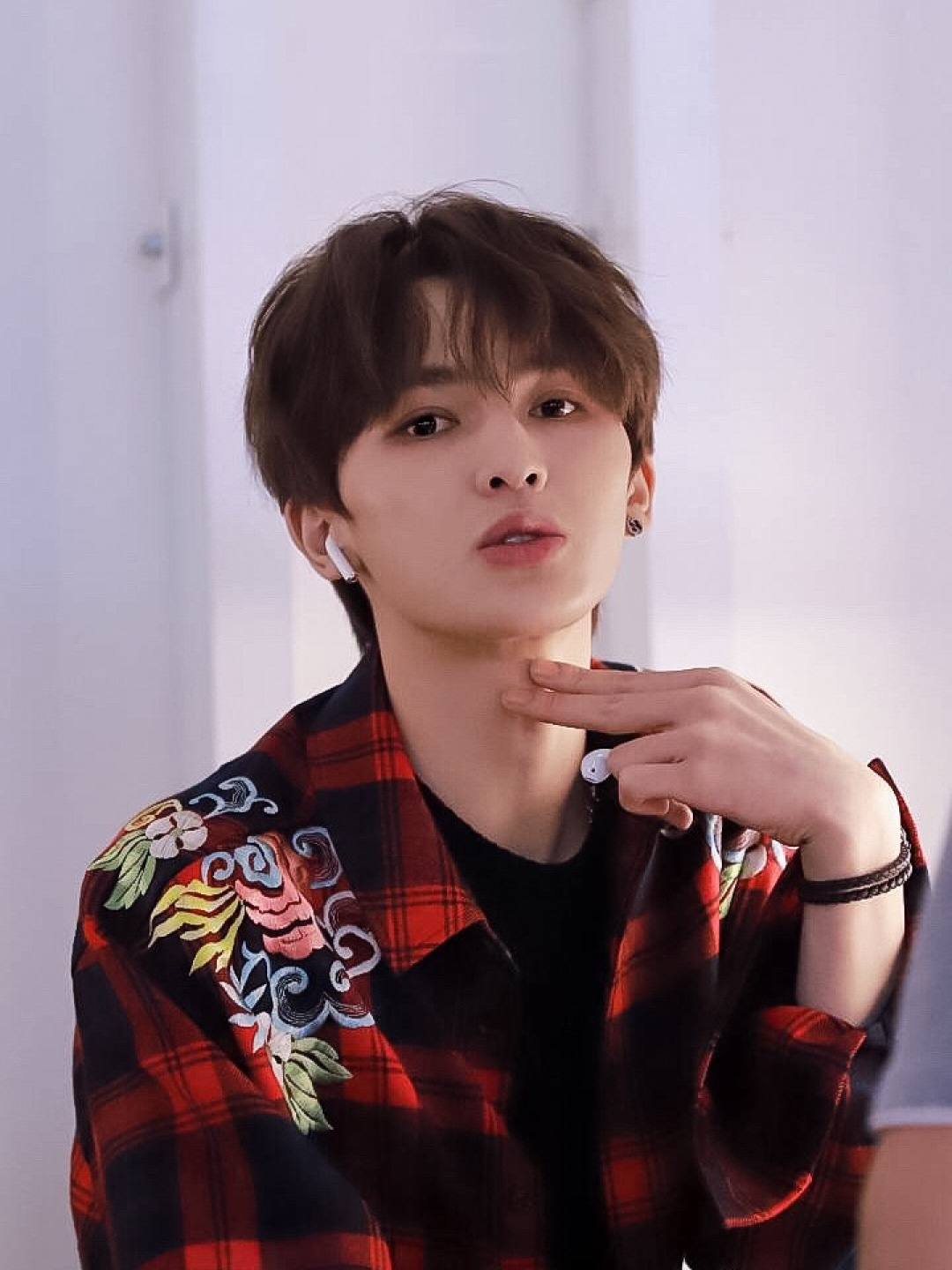 ¥ 140【我们出品】  互扣式双G纯银耳环 入手zp价格 500 +  ZP为纯银材质，量大咨询客Fu

【双G情侣纯银耳钉】，饰有镌刻图案。Gu@ci银饰系列经过精心设计和专业制作，通过微妙细节致敬品牌传承，呈现出一系列时尚和经典单品。
耳环本身采用925银材质，电镀旧银工艺，保色程度更久。
这款耳环比另一款更难做：
首先：为了做到与原版一致，特意开了一个全新的耳堵，zp这个耳堵是独一无二的，市面上的耳堵都是普通的耳堵，为了复刻做到一致，需要重新开模，开版。光这个耳堵的开模费用，可以买2副zp原版的耳钉了，为了力求一致，一句话，开干[悠闲][悠闲][悠闲]必须原版出货。
其次：耳针上有刻字，市面上的耳针没有办法做到和原版的一样，耳针必须定制，更重要的是耳针上的字体是需要用模具另外压上去的，才能与原版的做法一致，工艺非常的复杂，太难了[呲牙][呲牙]但是无论多难，我们都一一克制，只为与原版一致。