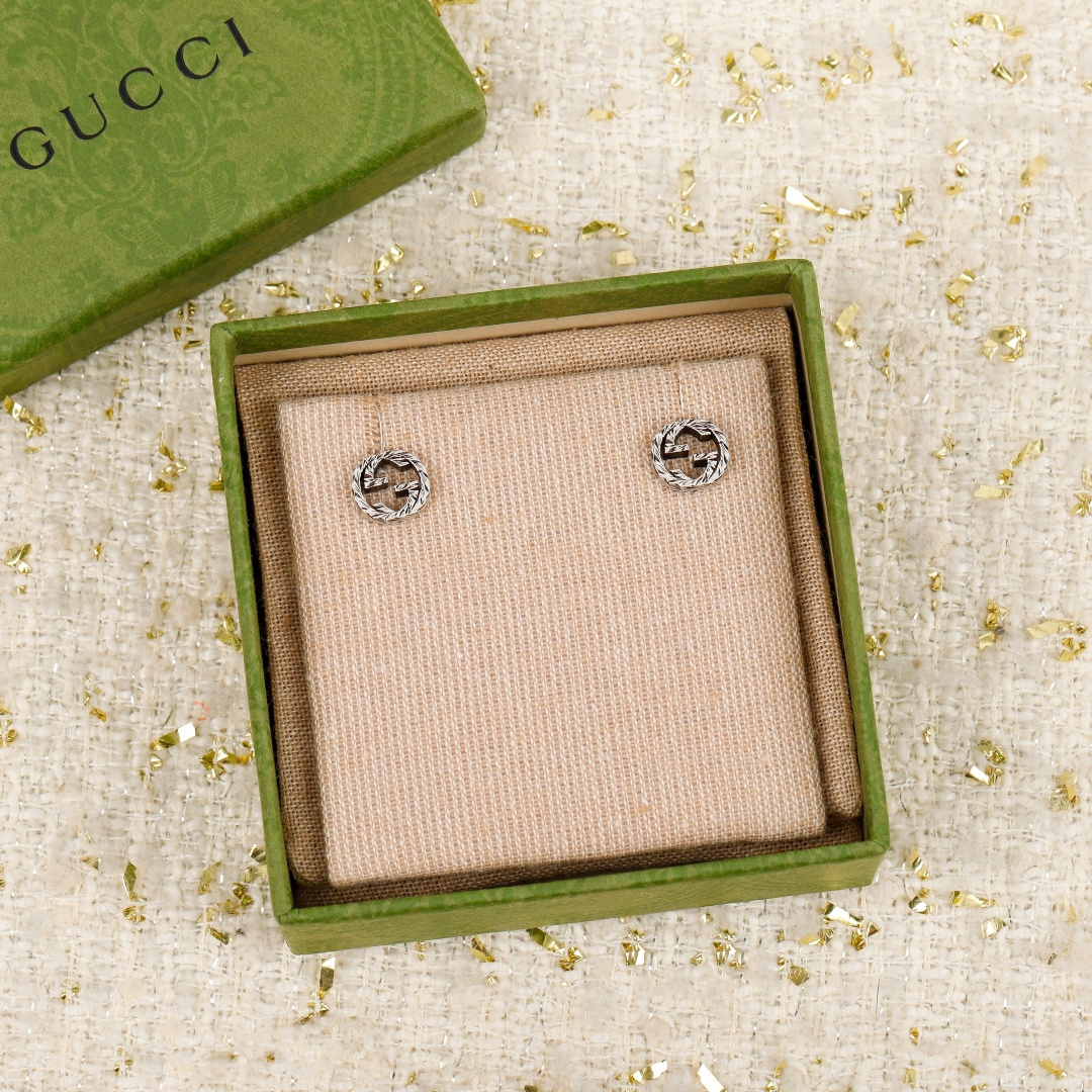 ¥ 140【我们出品】  互扣式双G纯银耳环 入手zp价格 500 +  ZP为纯银材质，量大咨询客Fu

【双G情侣纯银耳钉】，饰有镌刻图案。Gu@ci银饰系列经过精心设计和专业制作，通过微妙细节致敬品牌传承，呈现出一系列时尚和经典单品。
耳环本身采用925银材质，电镀旧银工艺，保色程度更久。
这款耳环比另一款更难做：
首先：为了做到与原版一致，特意开了一个全新的耳堵，zp这个耳堵是独一无二的，市面上的耳堵都是普通的耳堵，为了复刻做到一致，需要重新开模，开版。光这个耳堵的开模费用，可以买2副zp原版的耳钉了，为了力求一致，一句话，开干[悠闲][悠闲][悠闲]必须原版出货。
其次：耳针上有刻字，市面上的耳针没有办法做到和原版的一样，耳针必须定制，更重要的是耳针上的字体是需要用模具另外压上去的，才能与原版的做法一致，工艺非常的复杂，太难了[呲牙][呲牙]但是无论多难，我们都一一克制，只为与原版一致。