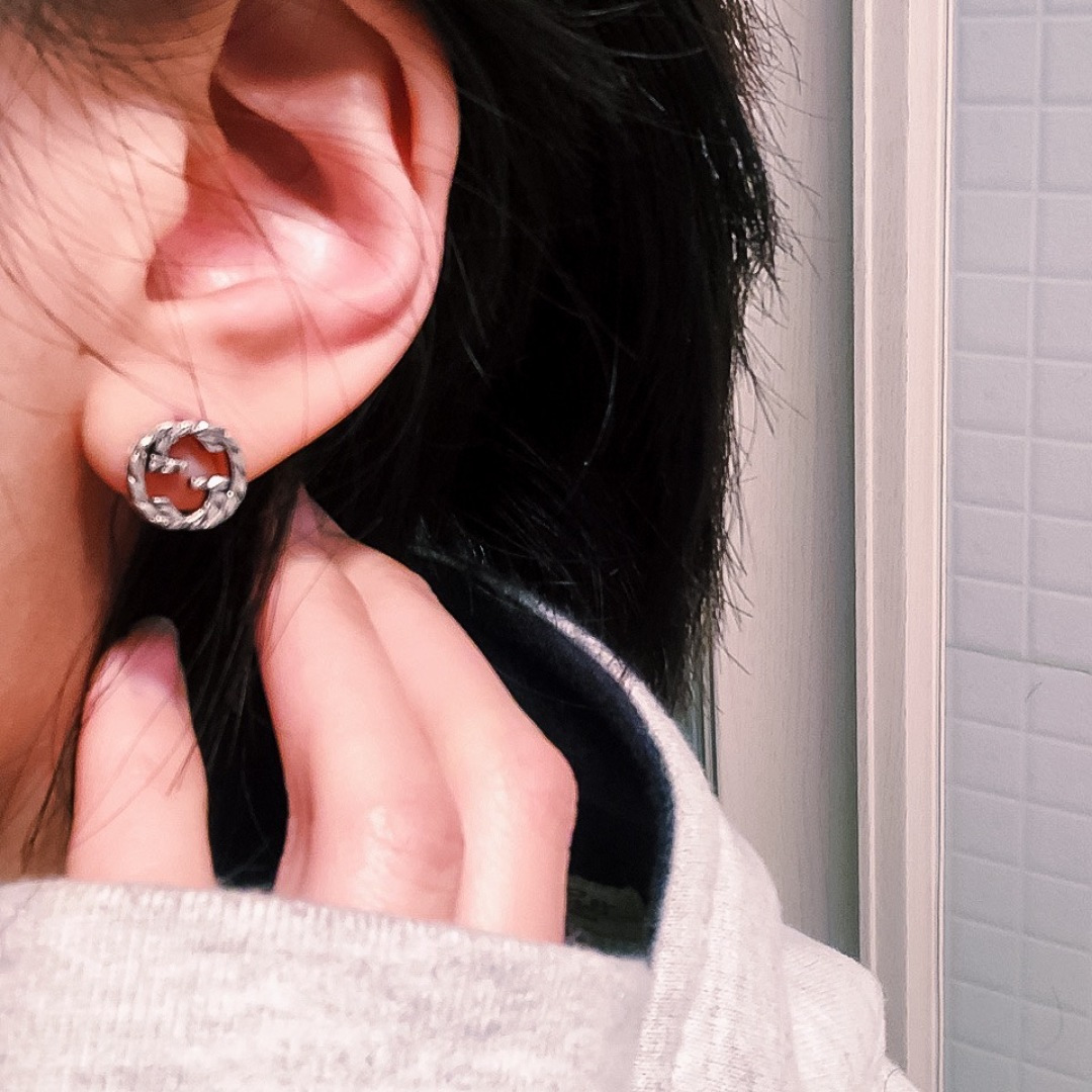 ¥ 140【我们出品】  互扣式双G纯银耳环 入手zp价格 500 +  ZP为纯银材质，量大咨询客Fu

【双G情侣纯银耳钉】，饰有镌刻图案。Gu@ci银饰系列经过精心设计和专业制作，通过微妙细节致敬品牌传承，呈现出一系列时尚和经典单品。
耳环本身采用925银材质，电镀旧银工艺，保色程度更久。
这款耳环比另一款更难做：
首先：为了做到与原版一致，特意开了一个全新的耳堵，zp这个耳堵是独一无二的，市面上的耳堵都是普通的耳堵，为了复刻做到一致，需要重新开模，开版。光这个耳堵的开模费用，可以买2副zp原版的耳钉了，为了力求一致，一句话，开干[悠闲][悠闲][悠闲]必须原版出货。
其次：耳针上有刻字，市面上的耳针没有办法做到和原版的一样，耳针必须定制，更重要的是耳针上的字体是需要用模具另外压上去的，才能与原版的做法一致，工艺非常的复杂，太难了[呲牙][呲牙]但是无论多难，我们都一一克制，只为与原版一致。