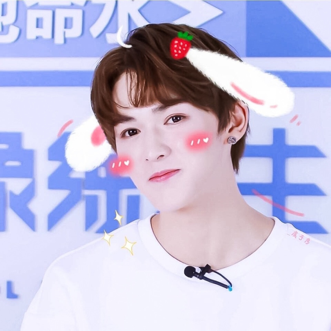 ¥ 140【我们出品】  互扣式双G纯银耳环 入手zp价格 500 +  ZP为纯银材质，量大咨询客Fu

【双G情侣纯银耳钉】，饰有镌刻图案。Gu@ci银饰系列经过精心设计和专业制作，通过微妙细节致敬品牌传承，呈现出一系列时尚和经典单品。
耳环本身采用925银材质，电镀旧银工艺，保色程度更久。
这款耳环比另一款更难做：
首先：为了做到与原版一致，特意开了一个全新的耳堵，zp这个耳堵是独一无二的，市面上的耳堵都是普通的耳堵，为了复刻做到一致，需要重新开模，开版。光这个耳堵的开模费用，可以买2副zp原版的耳钉了，为了力求一致，一句话，开干[悠闲][悠闲][悠闲]必须原版出货。
其次：耳针上有刻字，市面上的耳针没有办法做到和原版的一样，耳针必须定制，更重要的是耳针上的字体是需要用模具另外压上去的，才能与原版的做法一致，工艺非常的复杂，太难了[呲牙][呲牙]但是无论多难，我们都一一克制，只为与原版一致。