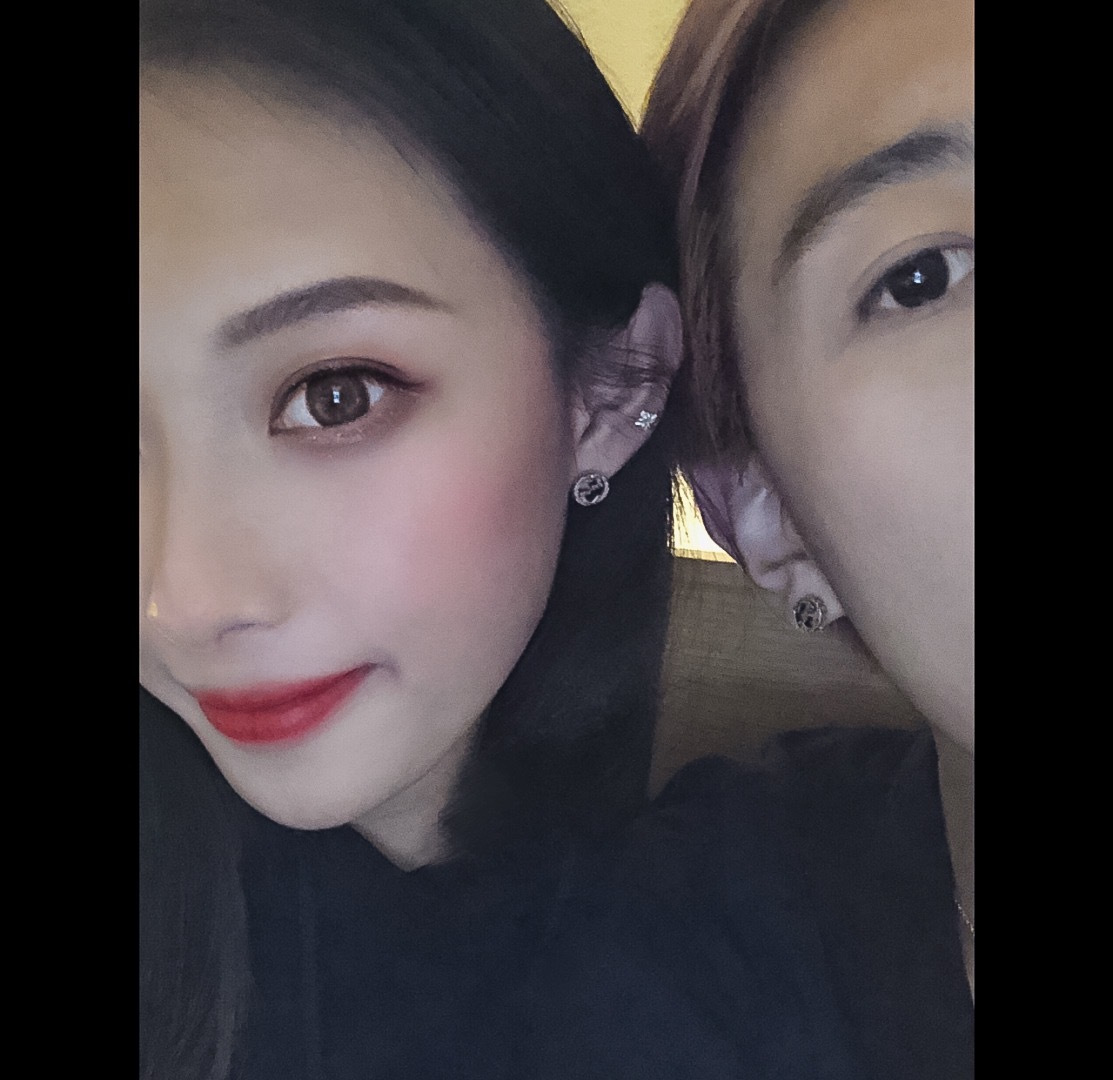 ¥ 140【我们出品】  互扣式双G纯银耳环 入手zp价格 500 +  ZP为纯银材质，量大咨询客Fu

【双G情侣纯银耳钉】，饰有镌刻图案。Gu@ci银饰系列经过精心设计和专业制作，通过微妙细节致敬品牌传承，呈现出一系列时尚和经典单品。
耳环本身采用925银材质，电镀旧银工艺，保色程度更久。
这款耳环比另一款更难做：
首先：为了做到与原版一致，特意开了一个全新的耳堵，zp这个耳堵是独一无二的，市面上的耳堵都是普通的耳堵，为了复刻做到一致，需要重新开模，开版。光这个耳堵的开模费用，可以买2副zp原版的耳钉了，为了力求一致，一句话，开干[悠闲][悠闲][悠闲]必须原版出货。
其次：耳针上有刻字，市面上的耳针没有办法做到和原版的一样，耳针必须定制，更重要的是耳针上的字体是需要用模具另外压上去的，才能与原版的做法一致，工艺非常的复杂，太难了[呲牙][呲牙]但是无论多难，我们都一一克制，只为与原版一致。