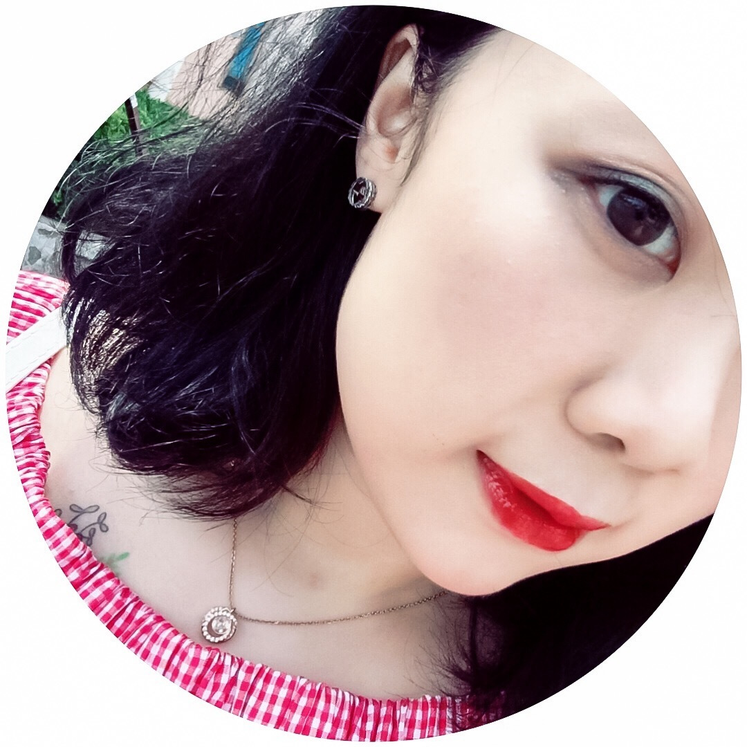 ¥ 140【我们出品】  互扣式双G纯银耳环 入手zp价格 500 +  ZP为纯银材质，量大咨询客Fu

【双G情侣纯银耳钉】，饰有镌刻图案。Gu@ci银饰系列经过精心设计和专业制作，通过微妙细节致敬品牌传承，呈现出一系列时尚和经典单品。
耳环本身采用925银材质，电镀旧银工艺，保色程度更久。
这款耳环比另一款更难做：
首先：为了做到与原版一致，特意开了一个全新的耳堵，zp这个耳堵是独一无二的，市面上的耳堵都是普通的耳堵，为了复刻做到一致，需要重新开模，开版。光这个耳堵的开模费用，可以买2副zp原版的耳钉了，为了力求一致，一句话，开干[悠闲][悠闲][悠闲]必须原版出货。
其次：耳针上有刻字，市面上的耳针没有办法做到和原版的一样，耳针必须定制，更重要的是耳针上的字体是需要用模具另外压上去的，才能与原版的做法一致，工艺非常的复杂，太难了[呲牙][呲牙]但是无论多难，我们都一一克制，只为与原版一致。