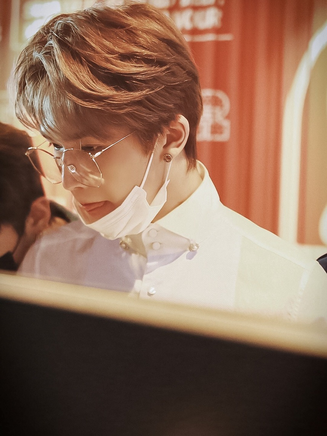 ¥ 140【我们出品】  互扣式双G纯银耳环 入手zp价格 500 +  ZP为纯银材质，量大咨询客Fu

【双G情侣纯银耳钉】，饰有镌刻图案。Gu@ci银饰系列经过精心设计和专业制作，通过微妙细节致敬品牌传承，呈现出一系列时尚和经典单品。
耳环本身采用925银材质，电镀旧银工艺，保色程度更久。
这款耳环比另一款更难做：
首先：为了做到与原版一致，特意开了一个全新的耳堵，zp这个耳堵是独一无二的，市面上的耳堵都是普通的耳堵，为了复刻做到一致，需要重新开模，开版。光这个耳堵的开模费用，可以买2副zp原版的耳钉了，为了力求一致，一句话，开干[悠闲][悠闲][悠闲]必须原版出货。
其次：耳针上有刻字，市面上的耳针没有办法做到和原版的一样，耳针必须定制，更重要的是耳针上的字体是需要用模具另外压上去的，才能与原版的做法一致，工艺非常的复杂，太难了[呲牙][呲牙]但是无论多难，我们都一一克制，只为与原版一致。