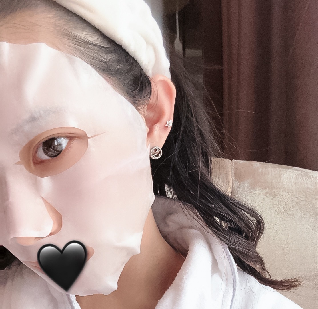 ¥ 140【我们出品】  互扣式双G纯银耳环 入手zp价格 500 +  ZP为纯银材质，量大咨询客Fu

【双G情侣纯银耳钉】，饰有镌刻图案。Gu@ci银饰系列经过精心设计和专业制作，通过微妙细节致敬品牌传承，呈现出一系列时尚和经典单品。
耳环本身采用925银材质，电镀旧银工艺，保色程度更久。
这款耳环比另一款更难做：
首先：为了做到与原版一致，特意开了一个全新的耳堵，zp这个耳堵是独一无二的，市面上的耳堵都是普通的耳堵，为了复刻做到一致，需要重新开模，开版。光这个耳堵的开模费用，可以买2副zp原版的耳钉了，为了力求一致，一句话，开干[悠闲][悠闲][悠闲]必须原版出货。
其次：耳针上有刻字，市面上的耳针没有办法做到和原版的一样，耳针必须定制，更重要的是耳针上的字体是需要用模具另外压上去的，才能与原版的做法一致，工艺非常的复杂，太难了[呲牙][呲牙]但是无论多难，我们都一一克制，只为与原版一致。