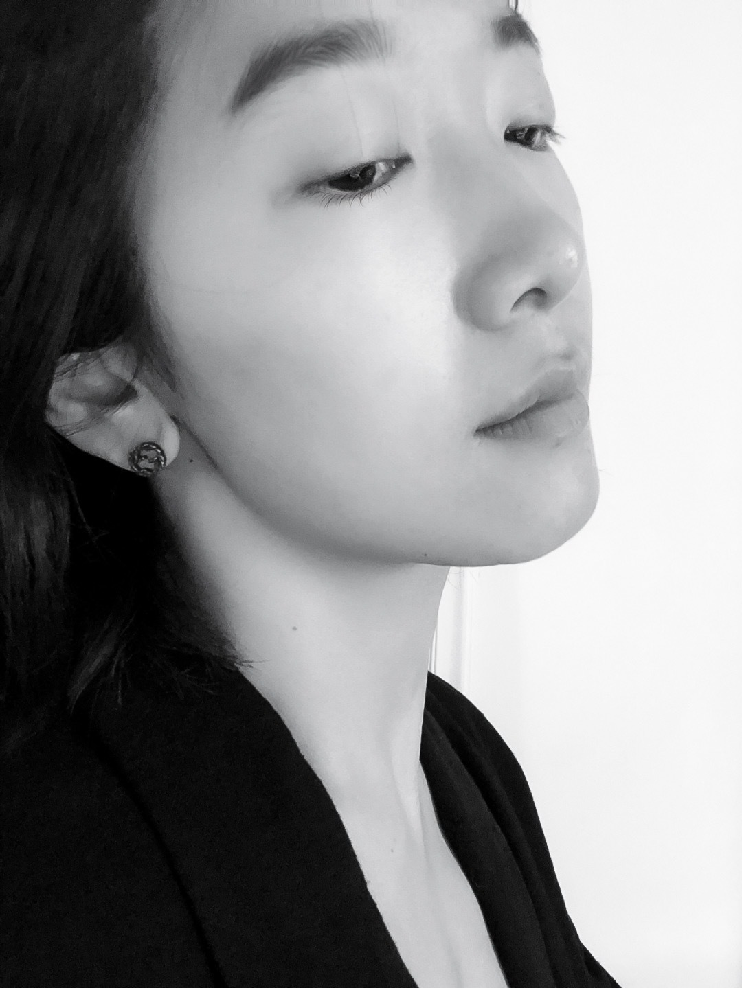 ¥ 140【我们出品】  互扣式双G纯银耳环 入手zp价格 500 +  ZP为纯银材质，量大咨询客Fu

【双G情侣纯银耳钉】，饰有镌刻图案。Gu@ci银饰系列经过精心设计和专业制作，通过微妙细节致敬品牌传承，呈现出一系列时尚和经典单品。
耳环本身采用925银材质，电镀旧银工艺，保色程度更久。
这款耳环比另一款更难做：
首先：为了做到与原版一致，特意开了一个全新的耳堵，zp这个耳堵是独一无二的，市面上的耳堵都是普通的耳堵，为了复刻做到一致，需要重新开模，开版。光这个耳堵的开模费用，可以买2副zp原版的耳钉了，为了力求一致，一句话，开干[悠闲][悠闲][悠闲]必须原版出货。
其次：耳针上有刻字，市面上的耳针没有办法做到和原版的一样，耳针必须定制，更重要的是耳针上的字体是需要用模具另外压上去的，才能与原版的做法一致，工艺非常的复杂，太难了[呲牙][呲牙]但是无论多难，我们都一一克制，只为与原版一致。