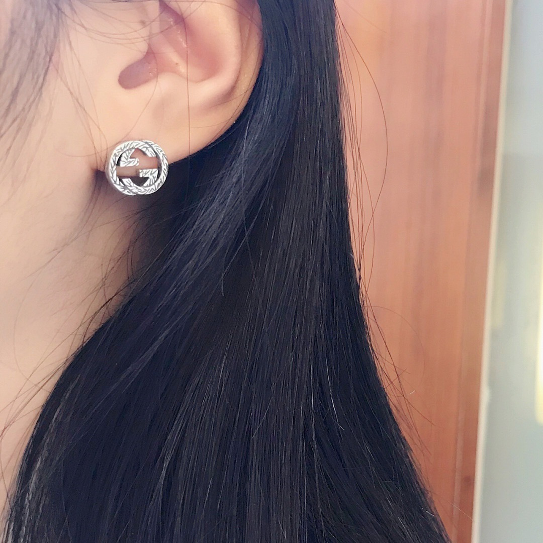 ¥ 140【我们出品】  互扣式双G纯银耳环 入手zp价格 500 +  ZP为纯银材质，量大咨询客Fu

【双G情侣纯银耳钉】，饰有镌刻图案。Gu@ci银饰系列经过精心设计和专业制作，通过微妙细节致敬品牌传承，呈现出一系列时尚和经典单品。
耳环本身采用925银材质，电镀旧银工艺，保色程度更久。
这款耳环比另一款更难做：
首先：为了做到与原版一致，特意开了一个全新的耳堵，zp这个耳堵是独一无二的，市面上的耳堵都是普通的耳堵，为了复刻做到一致，需要重新开模，开版。光这个耳堵的开模费用，可以买2副zp原版的耳钉了，为了力求一致，一句话，开干[悠闲][悠闲][悠闲]必须原版出货。
其次：耳针上有刻字，市面上的耳针没有办法做到和原版的一样，耳针必须定制，更重要的是耳针上的字体是需要用模具另外压上去的，才能与原版的做法一致，工艺非常的复杂，太难了[呲牙][呲牙]但是无论多难，我们都一一克制，只为与原版一致。