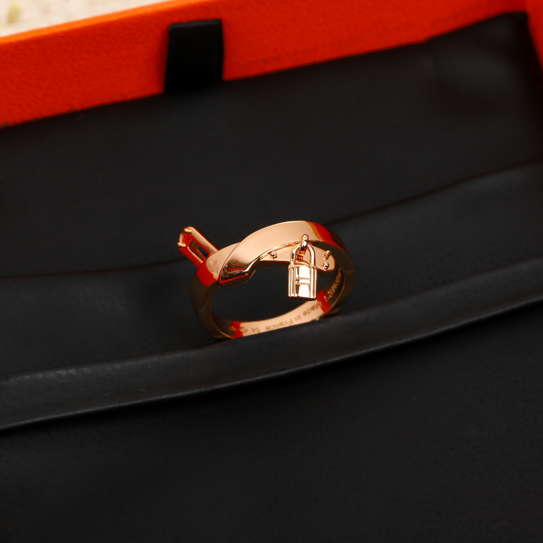 【】猪鼻子戒指 ，可订做18K真金真钻版，只做对版真金货，价询客Fu明星、网红、名媛都难以抗拒！酷劲十足