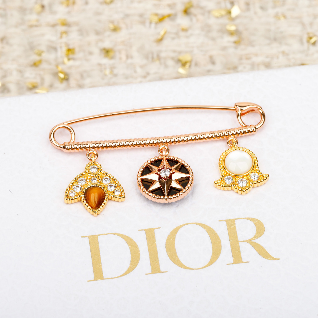 【】罗盘胸针，贵妇标配。可订做真金真钻版，只做对版真金货，价询客Fu【ROSE DES VENT胸针】贵