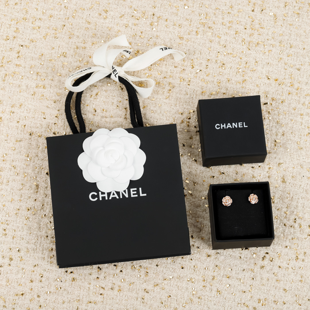 【】山茶花耳钉 官网76000+ 认准唯一一家真正购入珠宝类官网开发的，可订做真金真钻，只做对版官网真金