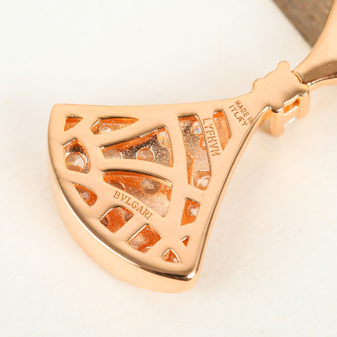 p208
【我们出品】ZP💰59000，终于完美出货了👍🏻👍🏻认准ZP仅有，只有这个色❗️可定制真金版，价格咨询客服😋

【宝格丽Bvlg@ri Diva伞耳钉】一对ZP足足有16组防伪标，且每一组都清晰立体可见，再到整个耳环的结构设计，整体外观这个耳环是一个整体，可是上边一节竟然是可以微微活动摇动的，要达到这个工艺就必须做分件，同时又必须保持外观看起来是一个整体，所以这个对工艺的要求是非常得高，要明白一对珠宝类的ZP接近两万，要用几百的成本浓缩出来这个味道，真心不容易👍🏻必须给厂里老师傅赞一个👍🏻
当然，老规矩，跪求Pk市面任意版本😋