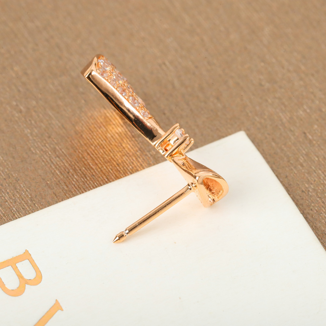 p208
【我们出品】ZP💰59000，终于完美出货了👍🏻👍🏻认准ZP仅有，只有这个色❗️可定制真金版，价格咨询客服😋

【宝格丽Bvlg@ri Diva伞耳钉】一对ZP足足有16组防伪标，且每一组都清晰立体可见，再到整个耳环的结构设计，整体外观这个耳环是一个整体，可是上边一节竟然是可以微微活动摇动的，要达到这个工艺就必须做分件，同时又必须保持外观看起来是一个整体，所以这个对工艺的要求是非常得高，要明白一对珠宝类的ZP接近两万，要用几百的成本浓缩出来这个味道，真心不容易👍🏻必须给厂里老师傅赞一个👍🏻
当然，老规矩，跪求Pk市面任意版本😋