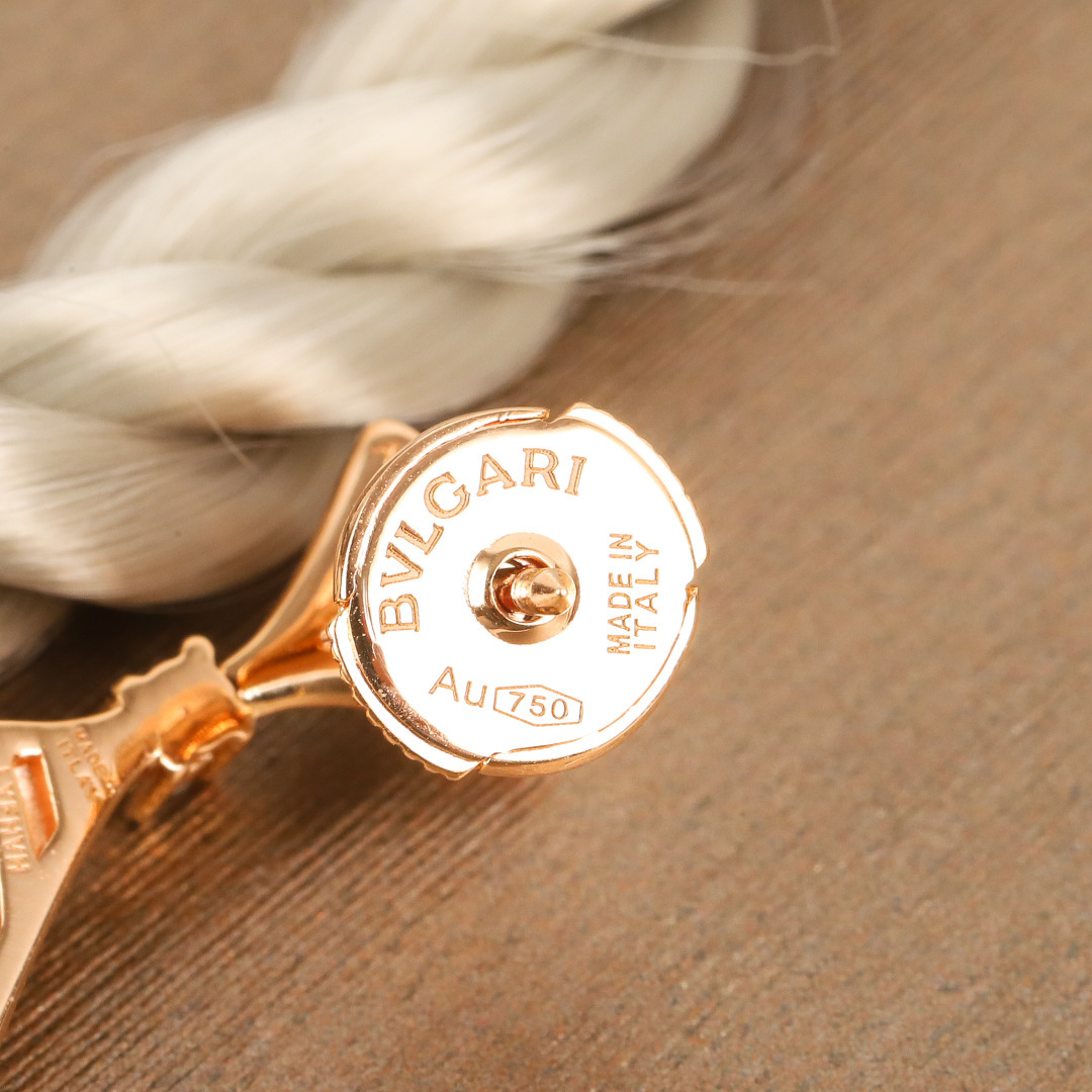 p208
【我们出品】ZP💰59000，终于完美出货了👍🏻👍🏻认准ZP仅有，只有这个色❗️可定制真金版，价格咨询客服😋

【宝格丽Bvlg@ri Diva伞耳钉】一对ZP足足有16组防伪标，且每一组都清晰立体可见，再到整个耳环的结构设计，整体外观这个耳环是一个整体，可是上边一节竟然是可以微微活动摇动的，要达到这个工艺就必须做分件，同时又必须保持外观看起来是一个整体，所以这个对工艺的要求是非常得高，要明白一对珠宝类的ZP接近两万，要用几百的成本浓缩出来这个味道，真心不容易👍🏻必须给厂里老师傅赞一个👍🏻
当然，老规矩，跪求Pk市面任意版本😋