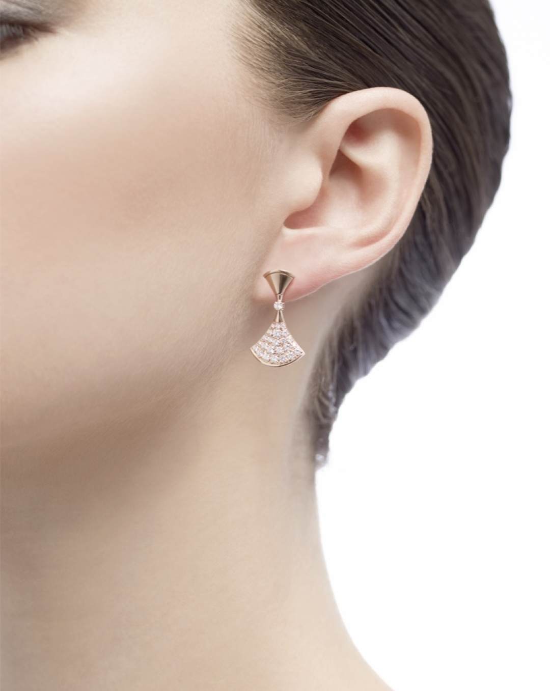 p208
【我们出品】ZP💰59000，终于完美出货了👍🏻👍🏻认准ZP仅有，只有这个色❗️可定制真金版，价格咨询客服😋

宝格丽Bvlg@ri Diva伞耳钉】一对ZP足足有16组防伪标，且每一组都清晰立体可见，再到整个耳环的结构设计，整体外观这个耳环是一个整体，可是上边一节竟然是可以微微活动摇动的，要达到这个工艺就必须做分件，同时又必须保持外观看起来是一个整体，所以这个对工艺的要求是非常得高，要明白一对珠宝类的ZP接近两万，要用几百的成本浓缩出来这个味道，真心不容易👍🏻必须给厂里老师傅赞一个👍🏻
当然，老规矩，跪求Pk市面任意版本😋