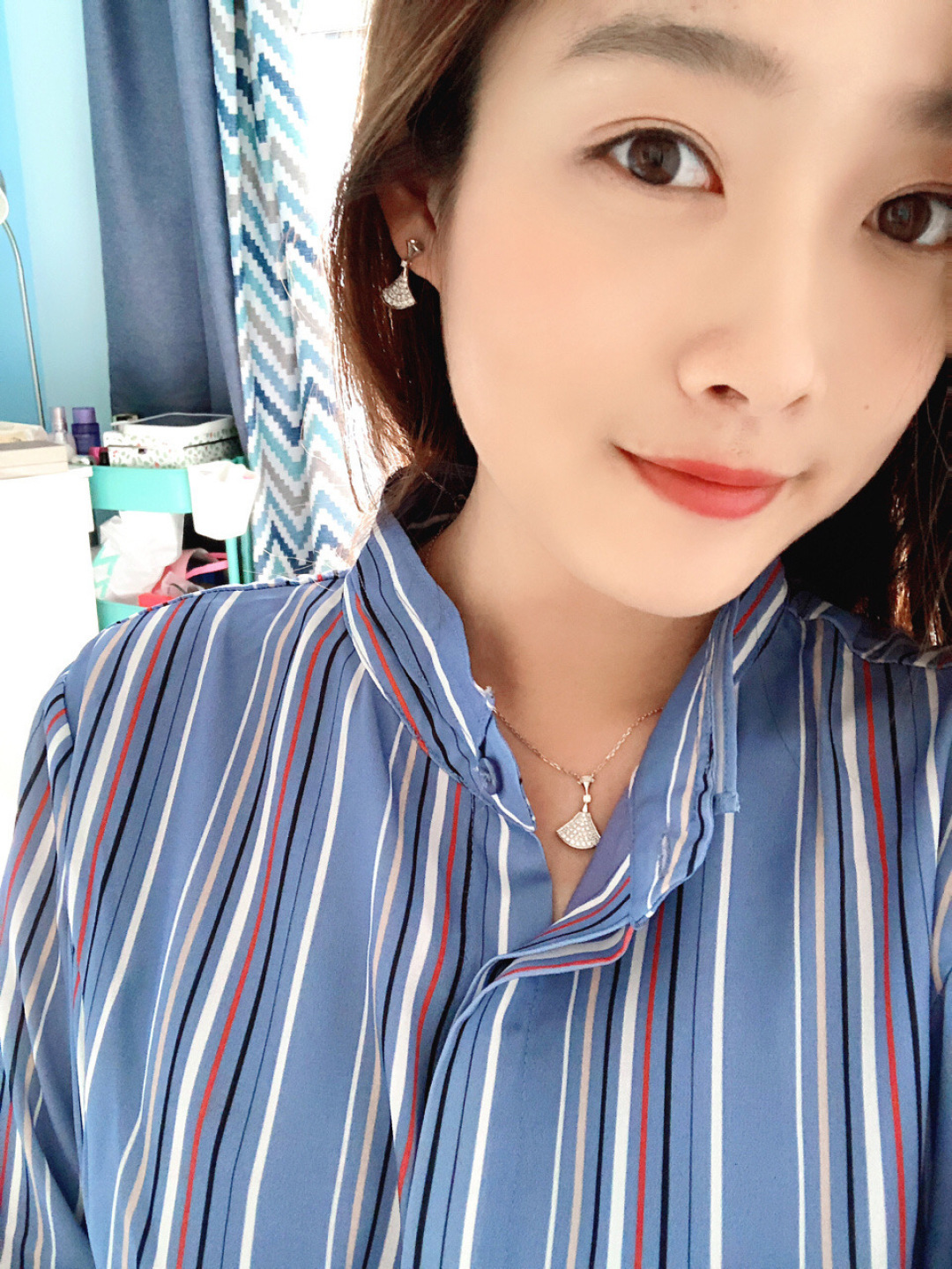 p208
【我们出品】ZP💰59000，终于完美出货了👍🏻👍🏻认准ZP仅有，只有这个色❗️可定制真金版，价格咨询客服😋

宝格丽Bvlg@ri Diva伞耳钉】一对ZP足足有16组防伪标，且每一组都清晰立体可见，再到整个耳环的结构设计，整体外观这个耳环是一个整体，可是上边一节竟然是可以微微活动摇动的，要达到这个工艺就必须做分件，同时又必须保持外观看起来是一个整体，所以这个对工艺的要求是非常得高，要明白一对珠宝类的ZP接近两万，要用几百的成本浓缩出来这个味道，真心不容易👍🏻必须给厂里老师傅赞一个👍🏻
当然，老规矩，跪求Pk市面任意版本😋