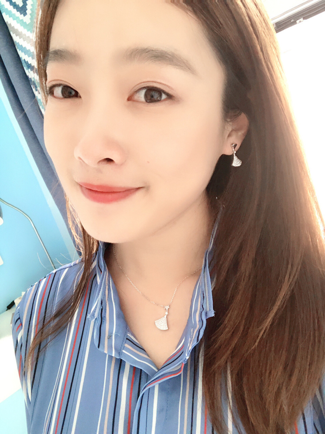 p208
【我们出品】ZP💰59000，终于完美出货了👍🏻👍🏻认准ZP仅有，只有这个色❗️可定制真金版，价格咨询客服😋

宝格丽Bvlg@ri Diva伞耳钉】一对ZP足足有16组防伪标，且每一组都清晰立体可见，再到整个耳环的结构设计，整体外观这个耳环是一个整体，可是上边一节竟然是可以微微活动摇动的，要达到这个工艺就必须做分件，同时又必须保持外观看起来是一个整体，所以这个对工艺的要求是非常得高，要明白一对珠宝类的ZP接近两万，要用几百的成本浓缩出来这个味道，真心不容易👍🏻必须给厂里老师傅赞一个👍🏻
当然，老规矩，跪求Pk市面任意版本😋